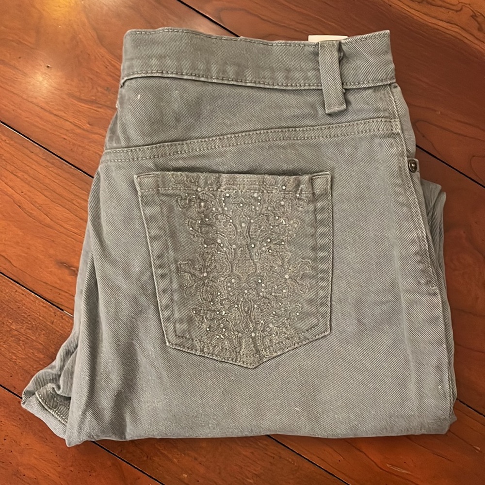 Gloria Vanderbilt capris. Amanda Slimmer style. Good condition.